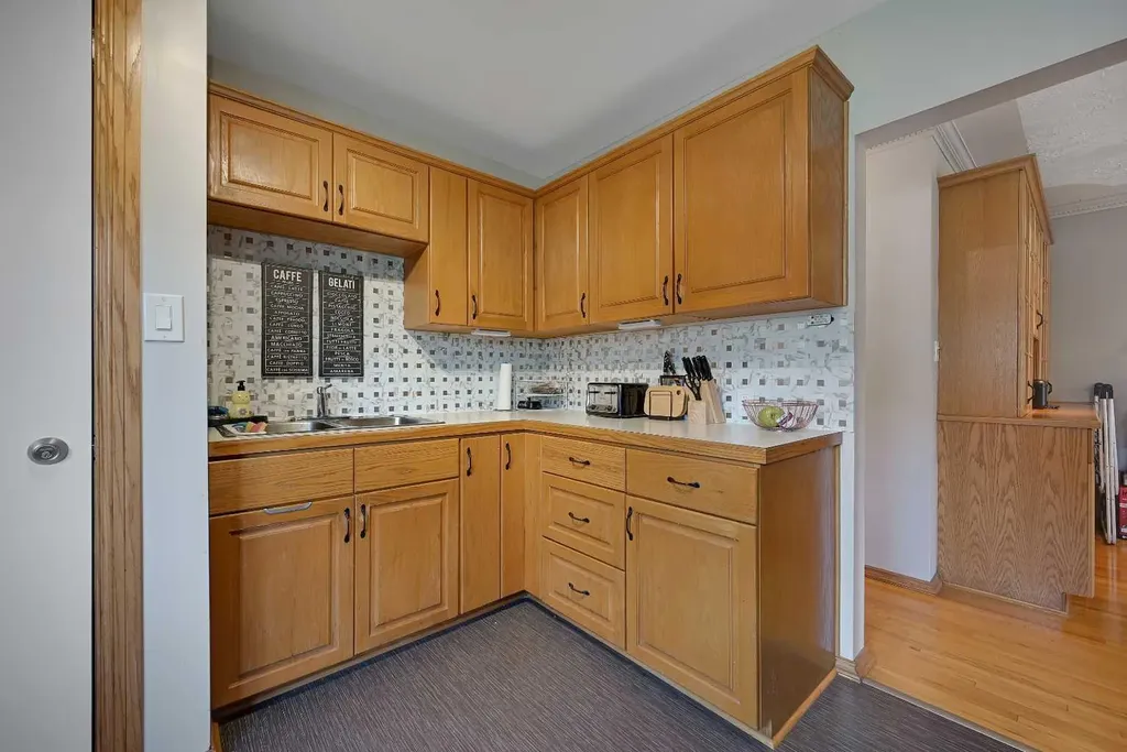 1415 Rosehill Drive NW Calgary AB T2K 1M3