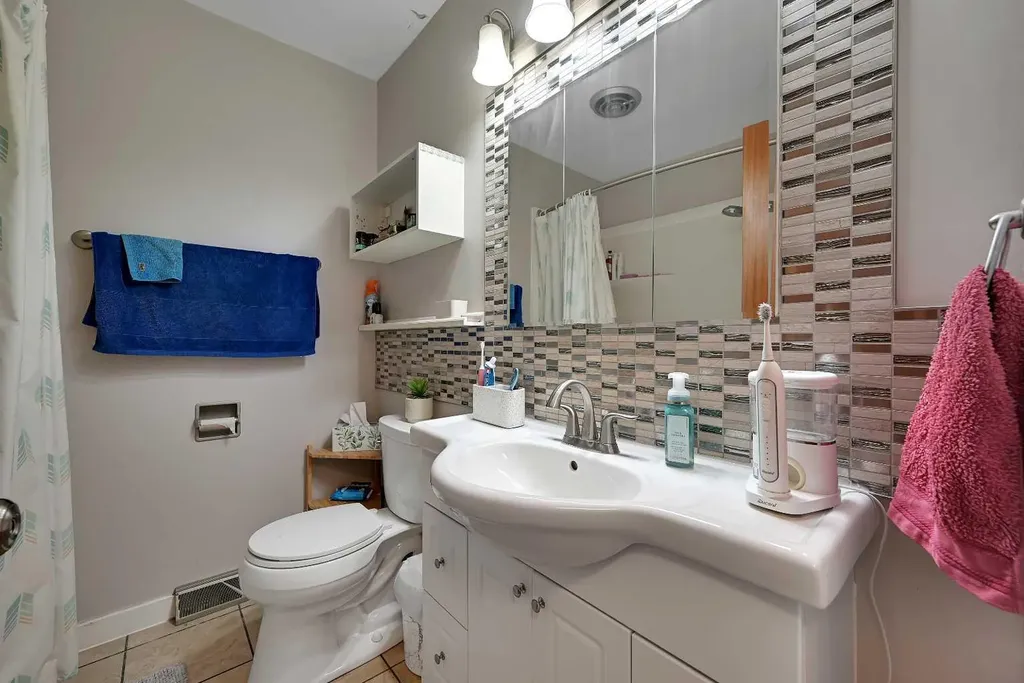 1415 Rosehill Drive NW Calgary AB T2K 1M3