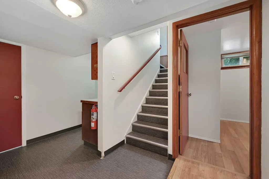 1415 Rosehill Drive NW Calgary AB T2K 1M3