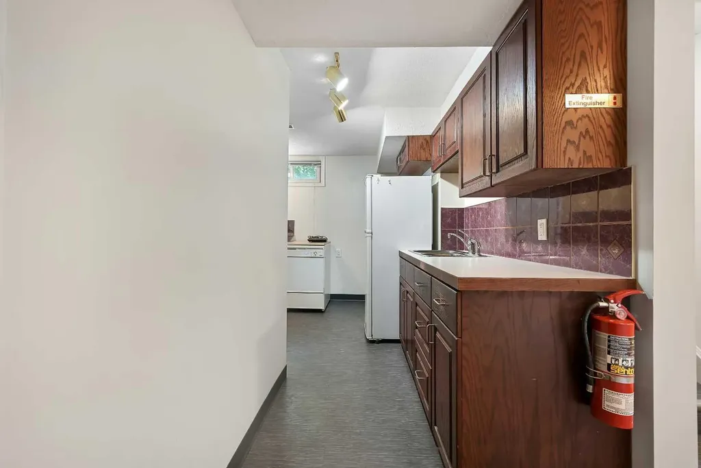 1415 Rosehill Drive NW Calgary AB T2K 1M3