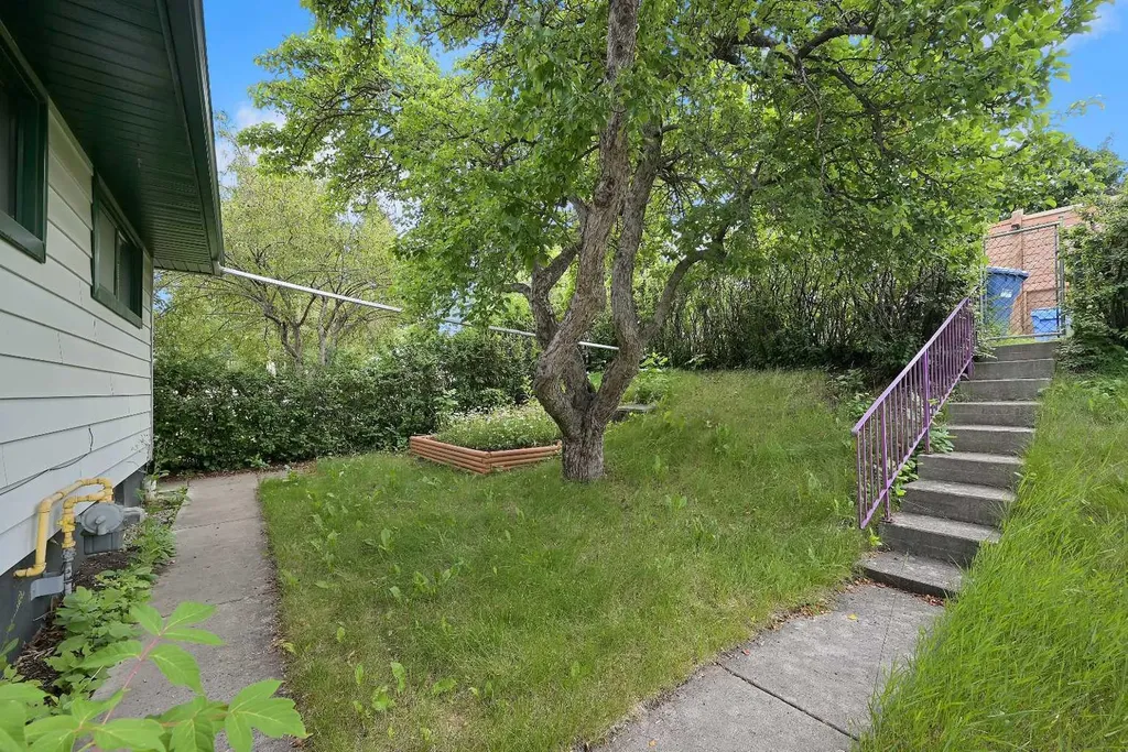 1415 Rosehill Drive NW Calgary AB T2K 1M3
