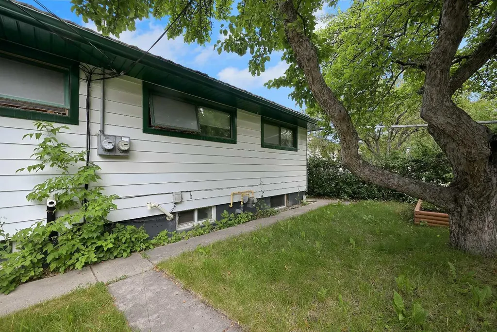 1415 Rosehill Drive NW Calgary AB T2K 1M3