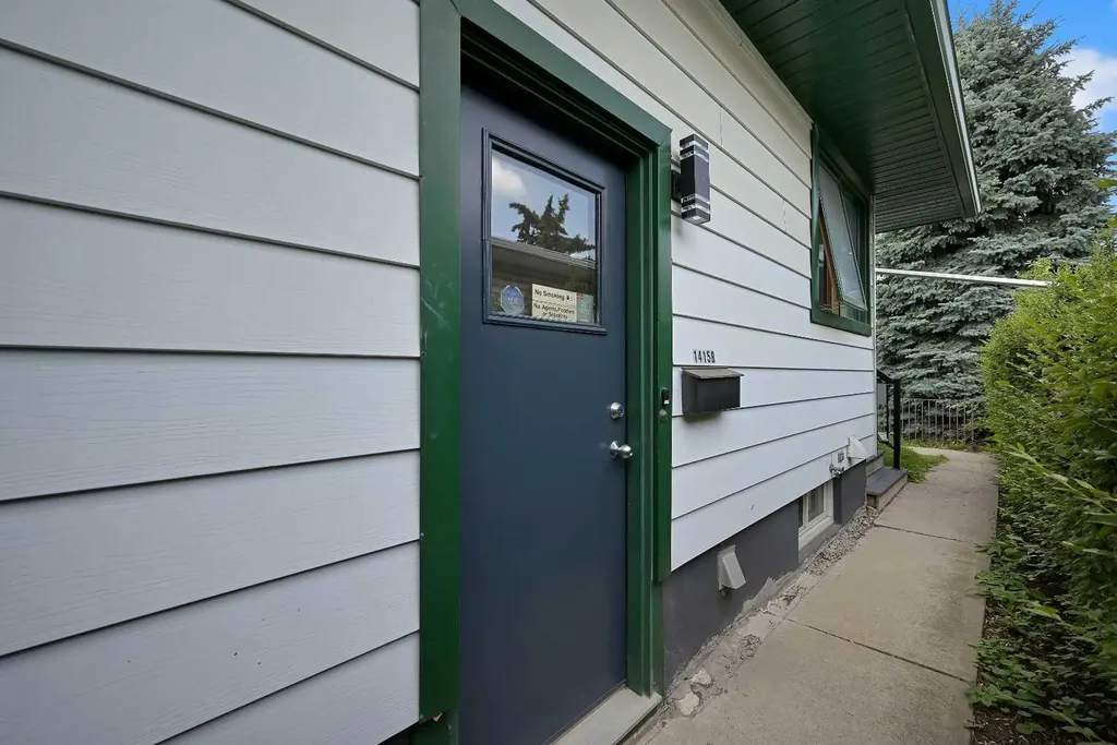 1415 Rosehill Drive NW Calgary AB T2K 1M3