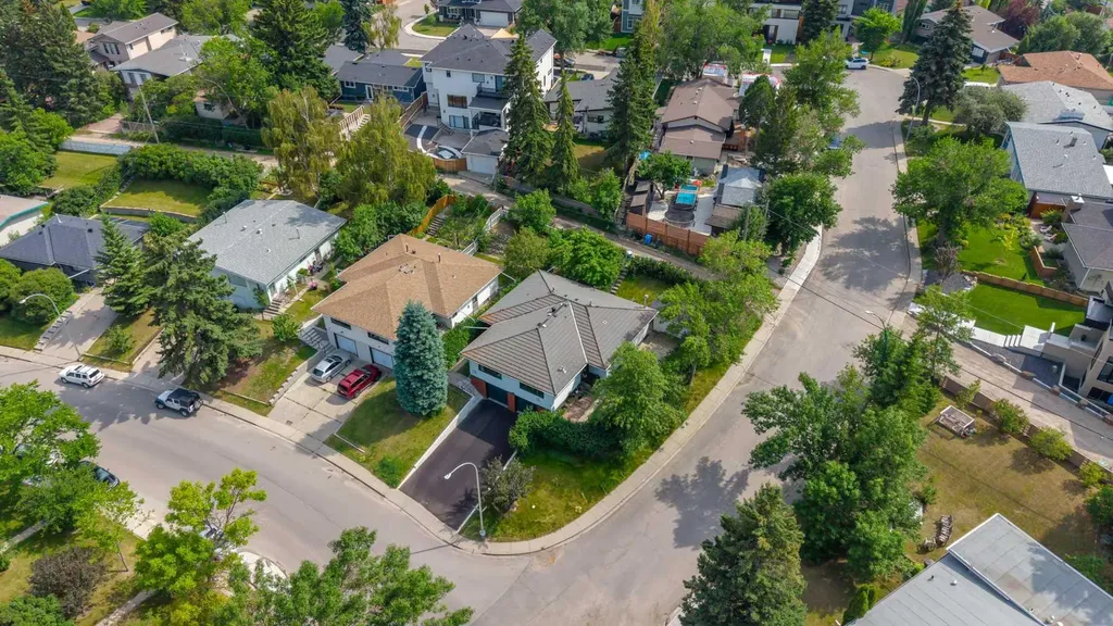 1415 Rosehill Drive NW Calgary AB T2K 1M3
