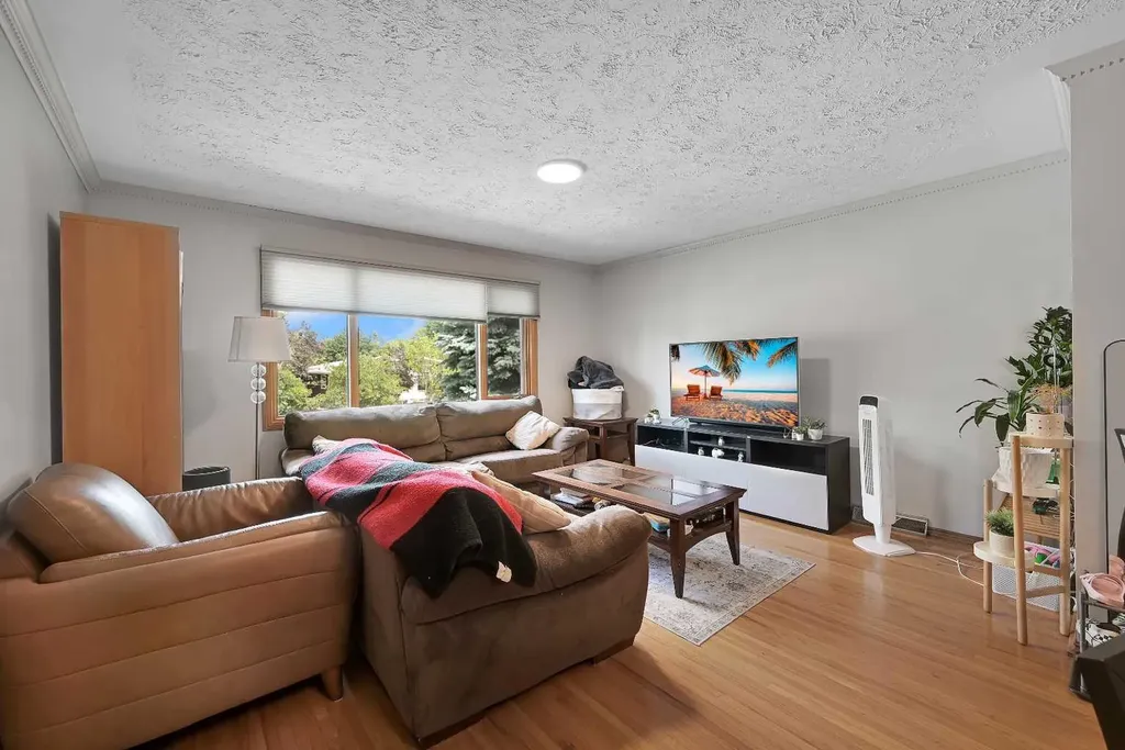 1415 Rosehill Drive NW Calgary AB T2K 1M3