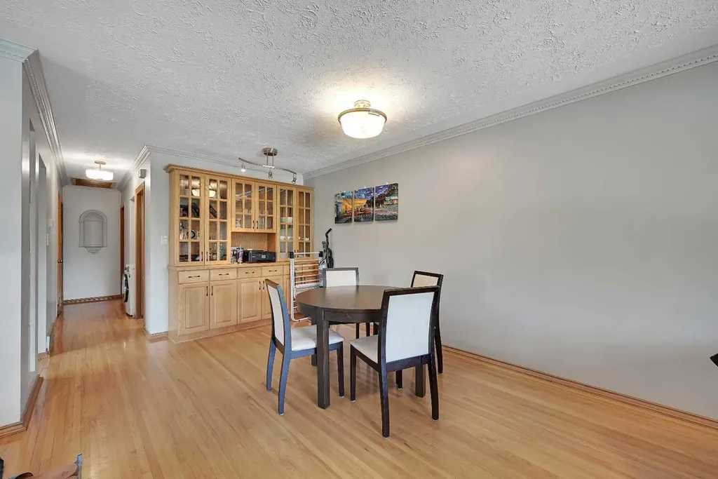 1415 Rosehill Drive NW Calgary AB T2K 1M3