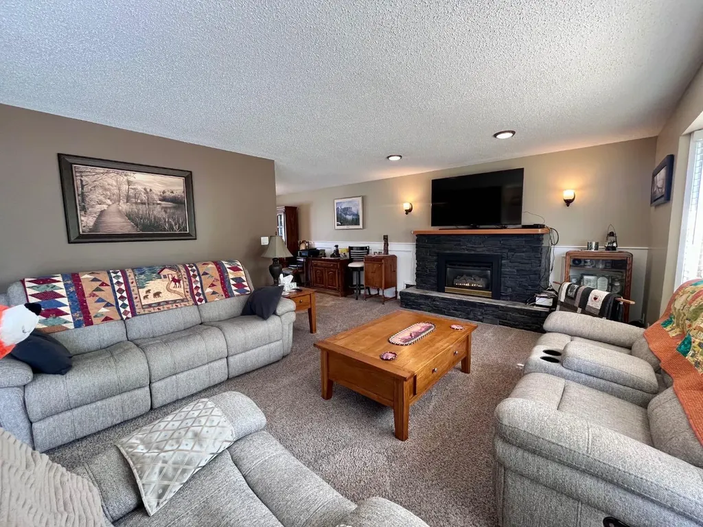 165 Mcpherson Drive Hinton AB T7V 1J9