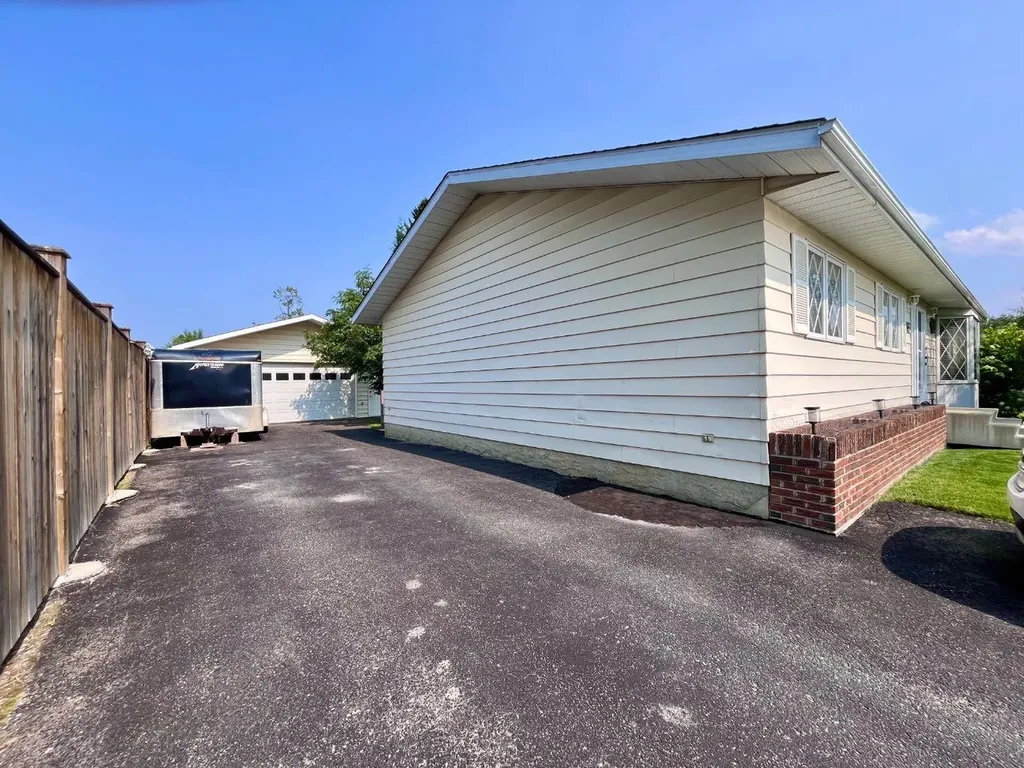 165 Mcpherson Drive Hinton AB T7V 1J9