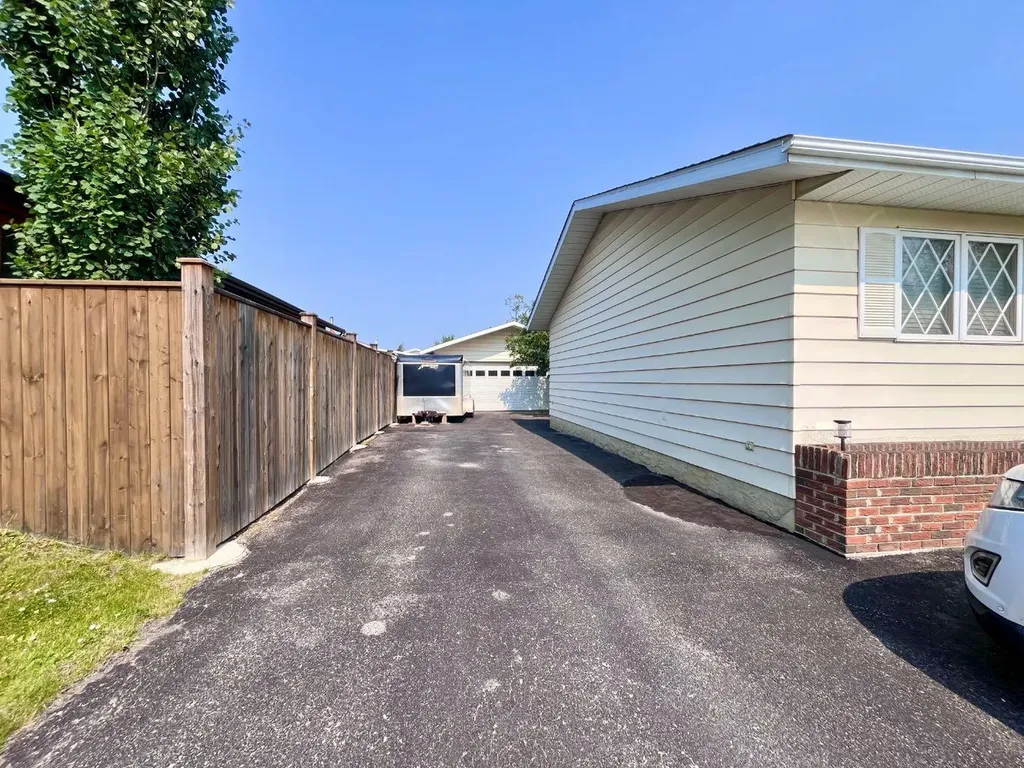 165 Mcpherson Drive Hinton AB T7V 1J9