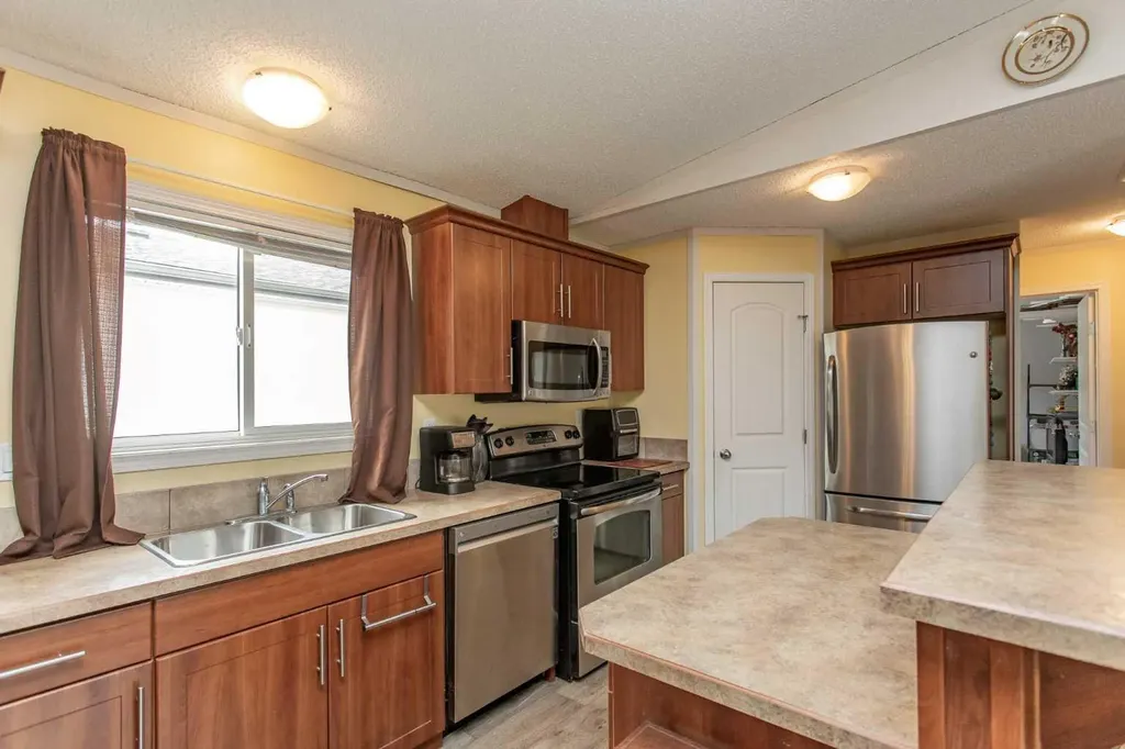15 Mackenzie Ranch Way Lacombe AB T4L 0B4