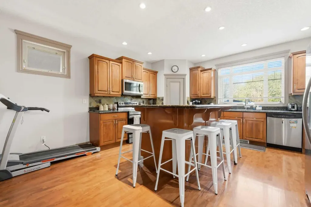 2245 25 Street SW Calgary AB T3E 1X3