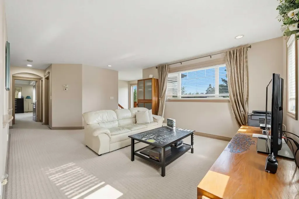 2245 25 Street SW Calgary AB T3E 1X3