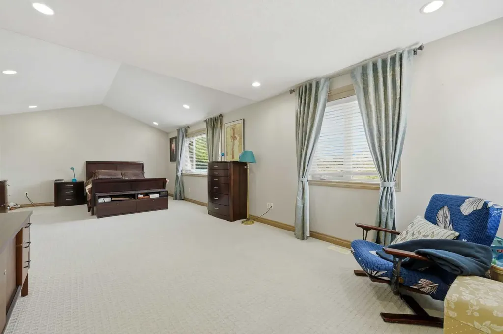2245 25 Street SW Calgary AB T3E 1X3