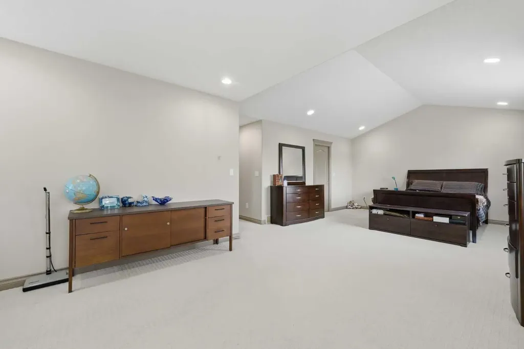 2245 25 Street SW Calgary AB T3E 1X3