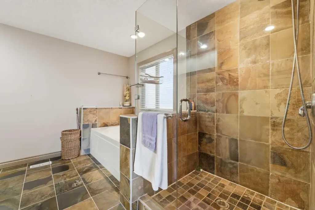 2245 25 Street SW Calgary AB T3E 1X3
