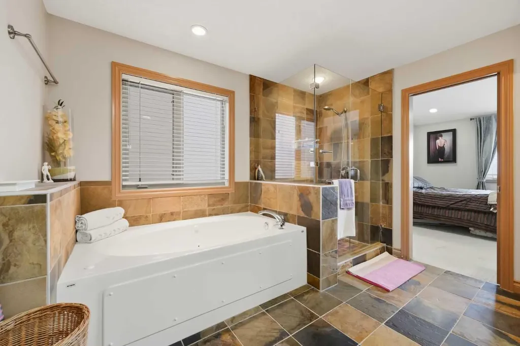 2245 25 Street SW Calgary AB T3E 1X3