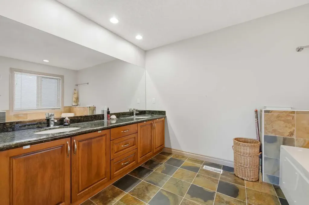 2245 25 Street SW Calgary AB T3E 1X3