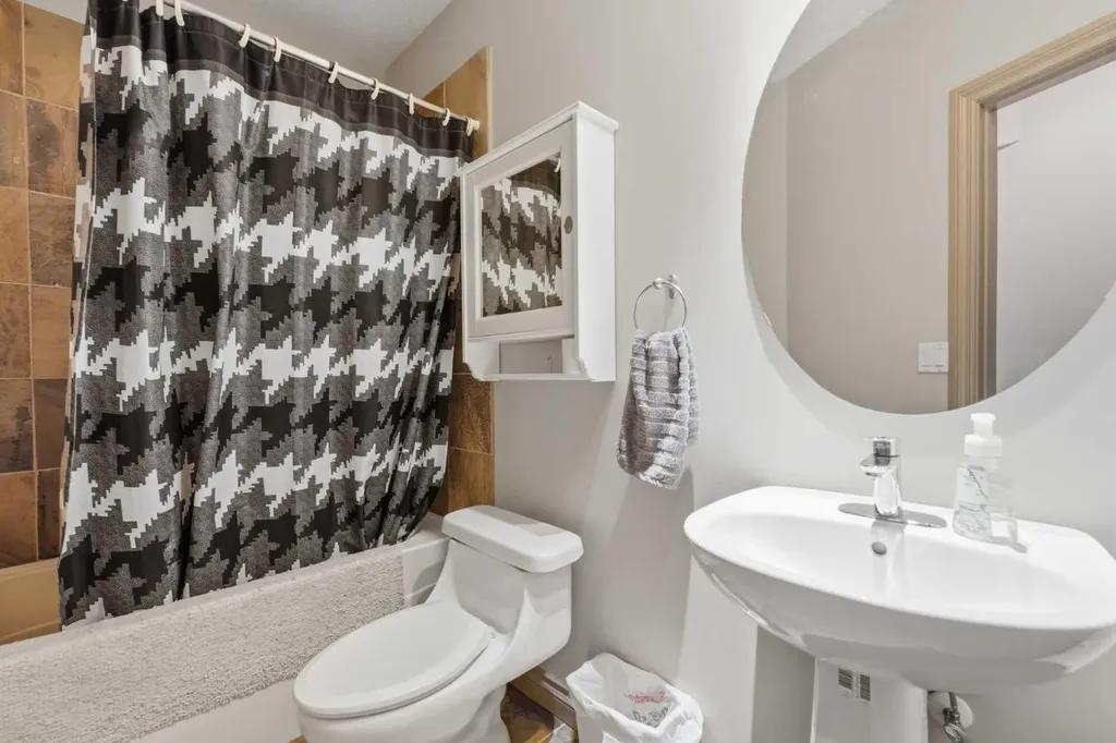 2245 25 Street SW Calgary AB T3E 1X3