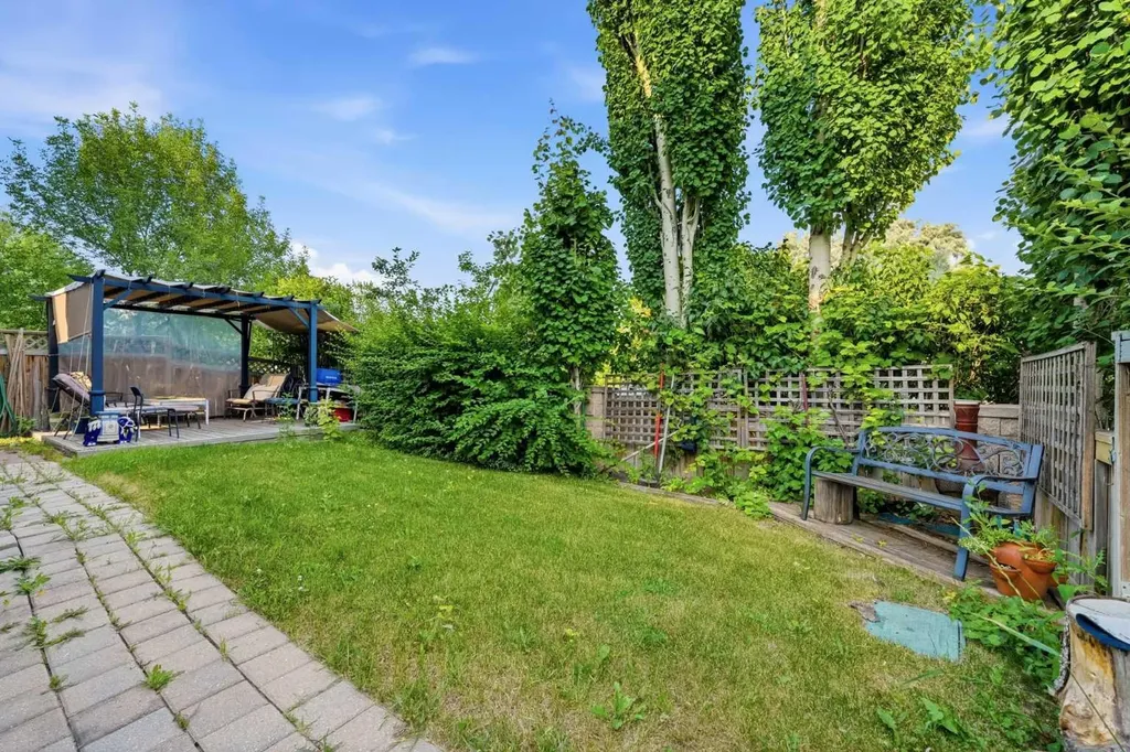 2245 25 Street SW Calgary AB T3E 1X3
