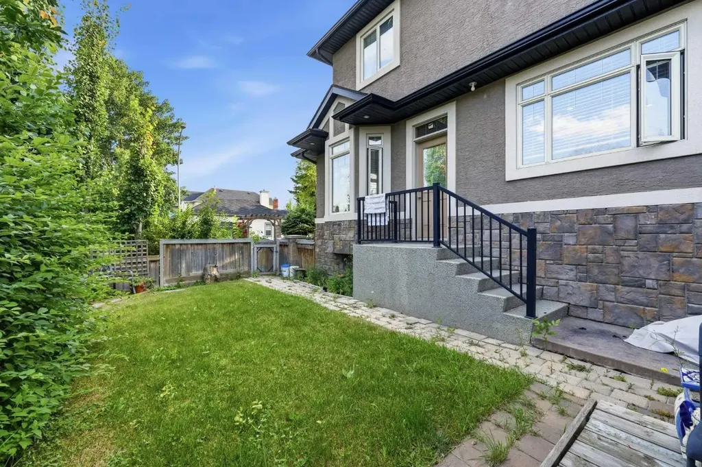 2245 25 Street SW Calgary AB T3E 1X3