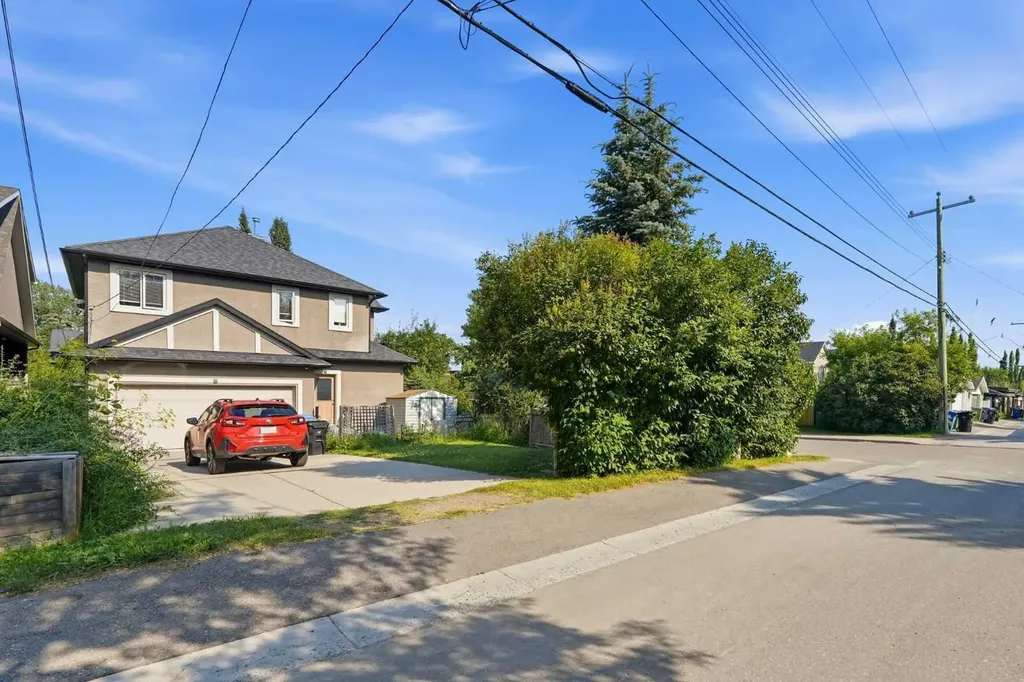 2245 25 Street SW Calgary AB T3E 1X3