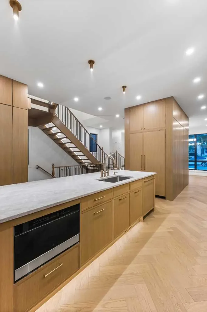 730 25 Avenue NW Calgary AB T2M 2B2