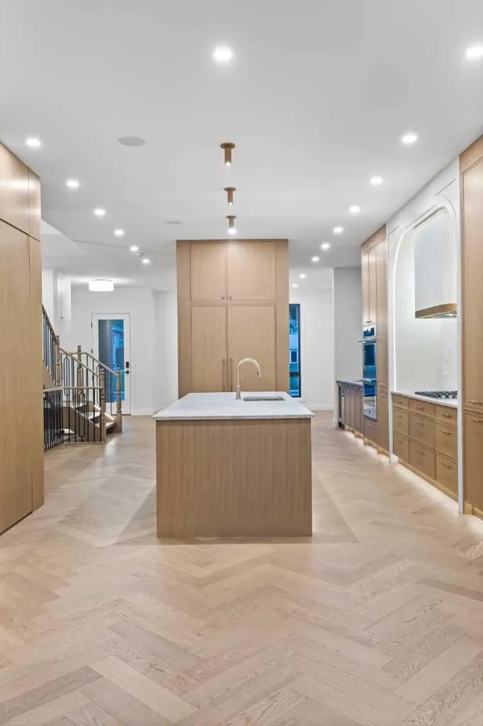 730 25 Avenue NW Calgary AB T2M 2B2