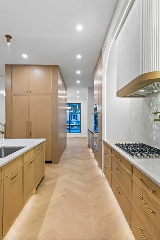 730 25 Avenue NW Calgary AB T2M 2B2