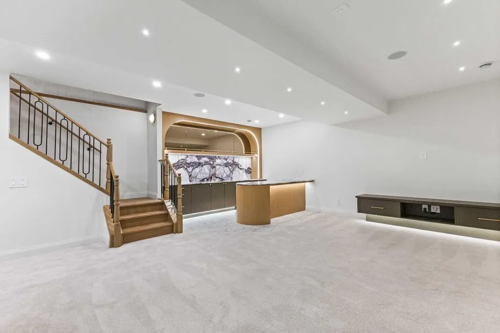 730 25 Avenue NW Calgary AB T2M 2B2