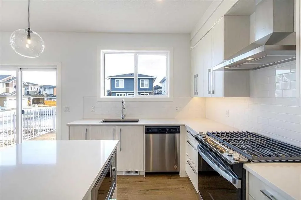 198 Dawson Harbour Hill Chestermere AB T1X 2S4