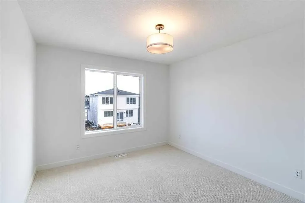 198 Dawson Harbour Hill Chestermere AB T1X 2S4