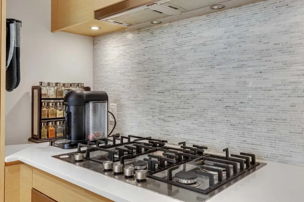 1025 5 Avenue SW Calgary AB T2P 1N4