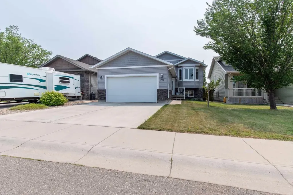 195 Mt Sundial Court W Lethbridge AB T1J 5C2