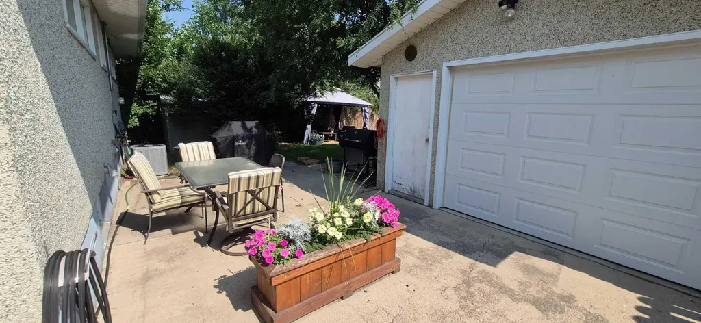30 Cochran Drive NW Medicine Hat AB T1A6Y7