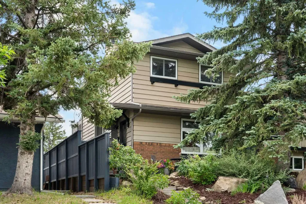 8424 Berkley Road NW Calgary AB T3K 1B4