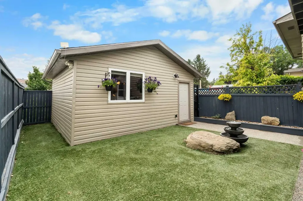 8424 Berkley Road NW Calgary AB T3K 1B4