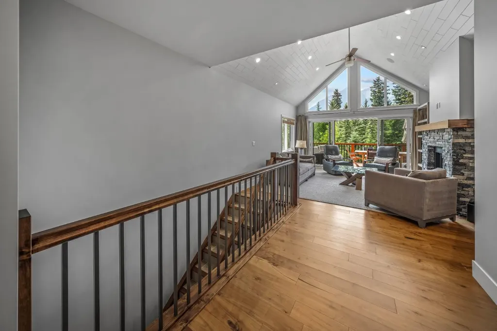 19 Creekside Mews Canmore AB T1W 0J4