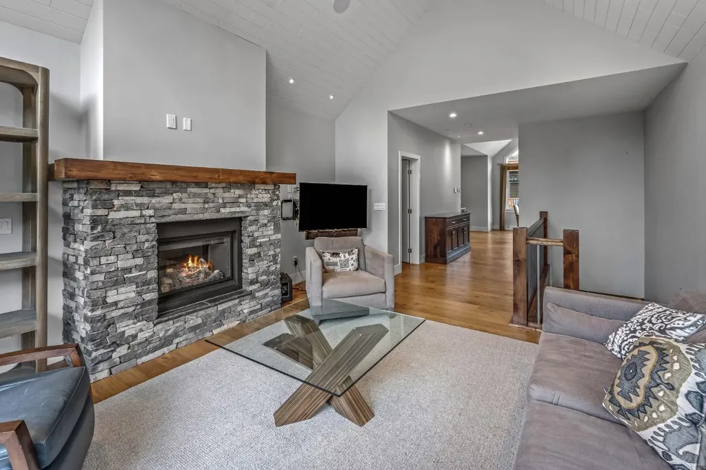 19 Creekside Mews Canmore AB T1W 0J4