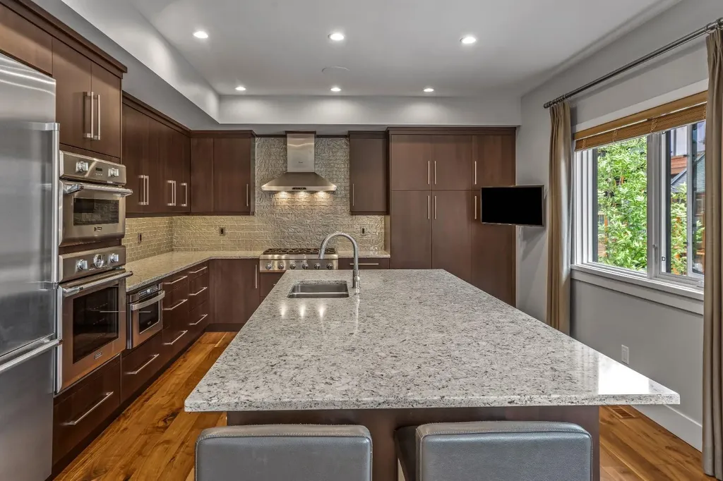 19 Creekside Mews Canmore AB T1W 0J4