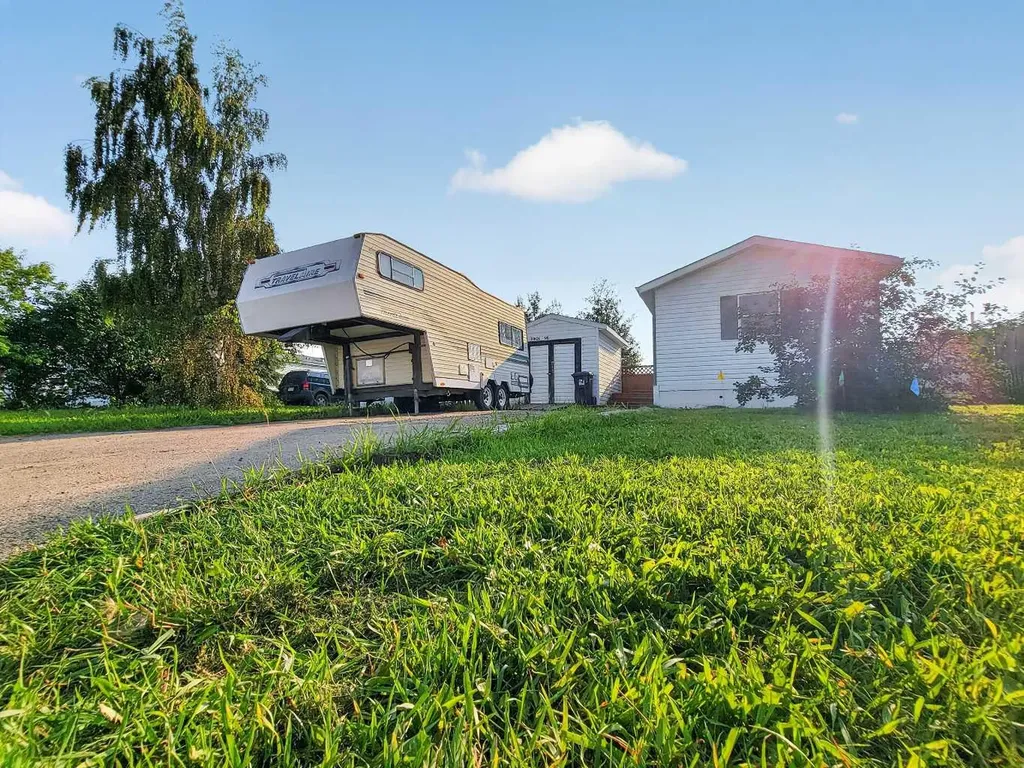 10826 98 Street Clairmont AB T8X 5E2