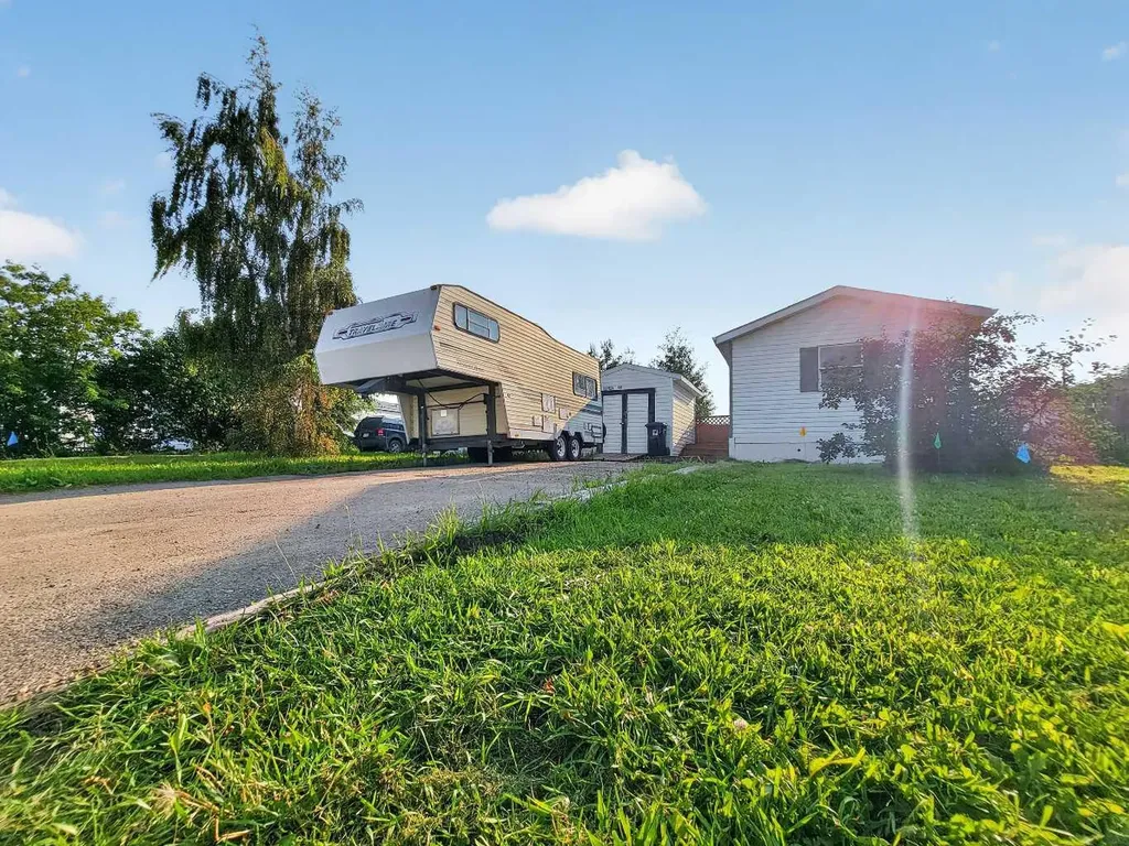 10826 98 Street Clairmont AB T8X 5E2