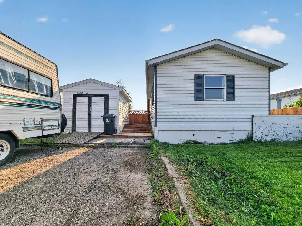 10826 98 Street Clairmont AB T8X 5E2