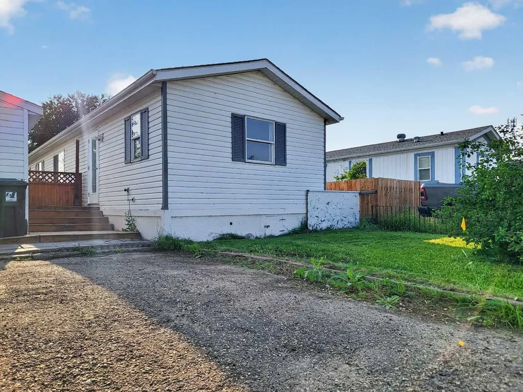 10826 98 Street Clairmont AB T8X 5E2