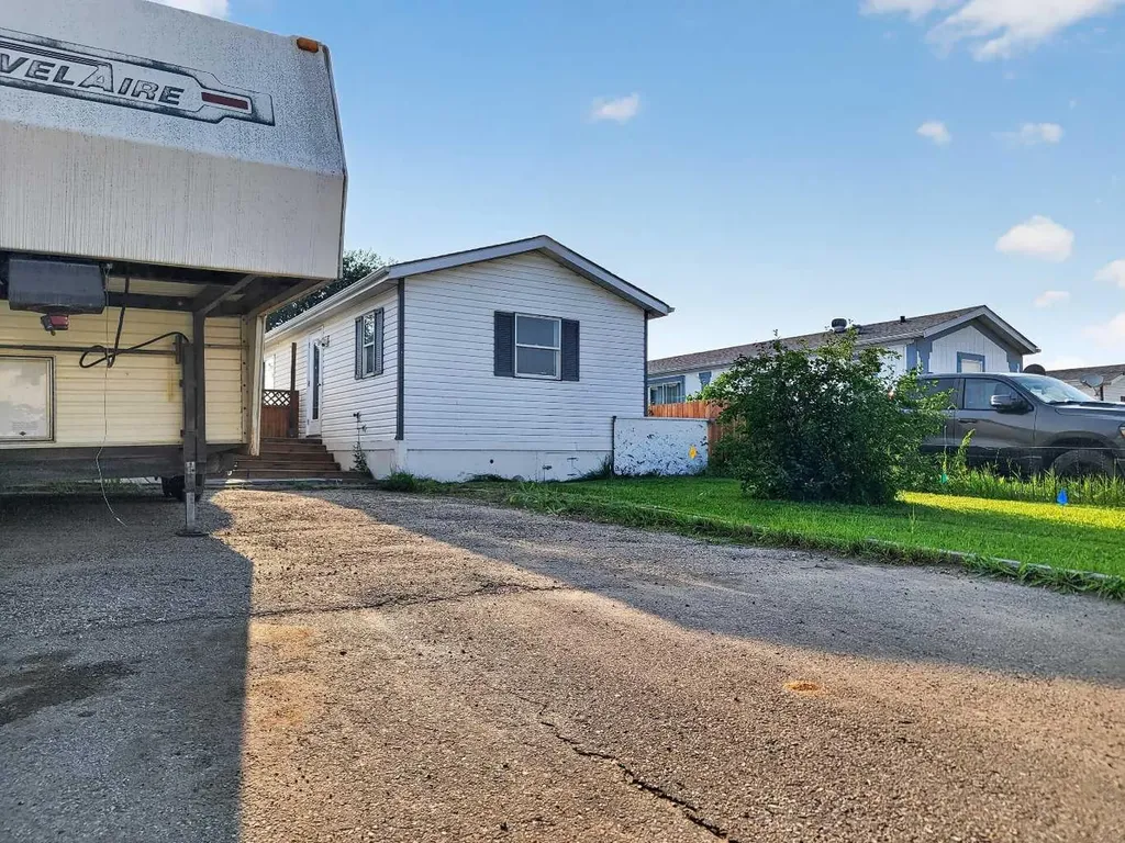 10826 98 Street Clairmont AB T8X 5E2