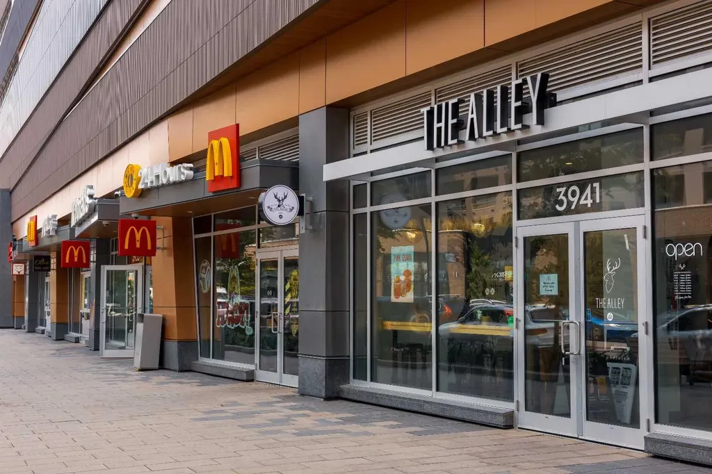 383 Smith Street NW Calgary AB T3B6J9