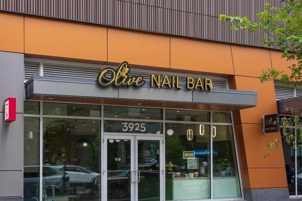 383 Smith Street NW Calgary AB T3B6J9