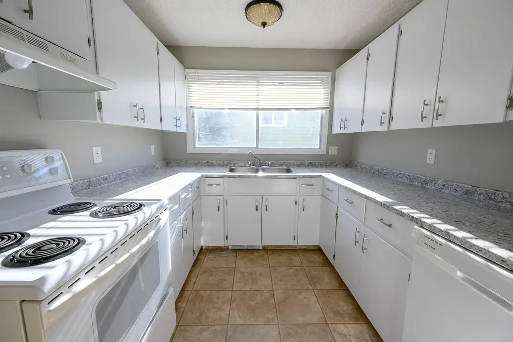 9413 123 Avenue Grande Prairie AB T8V5Y4