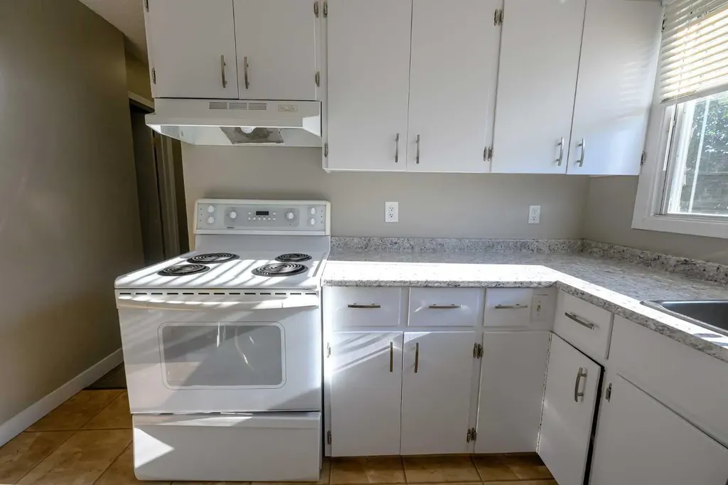 9413 123 Avenue Grande Prairie AB T8V5Y4