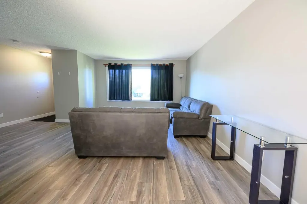 9413 123 Avenue Grande Prairie AB T8V5Y4