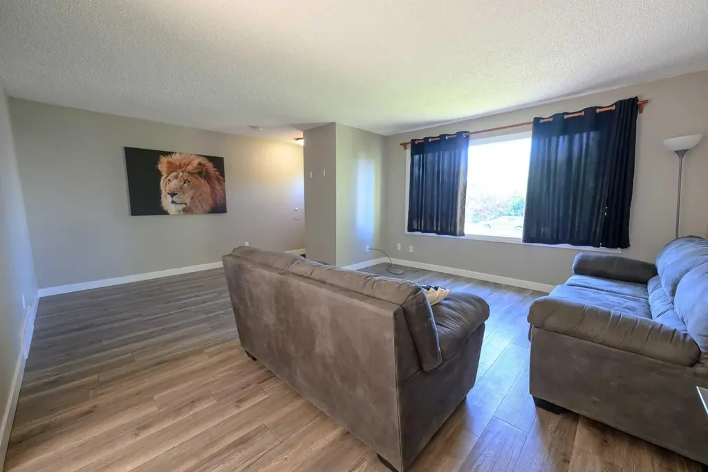 9413 123 Avenue Grande Prairie AB T8V5Y4
